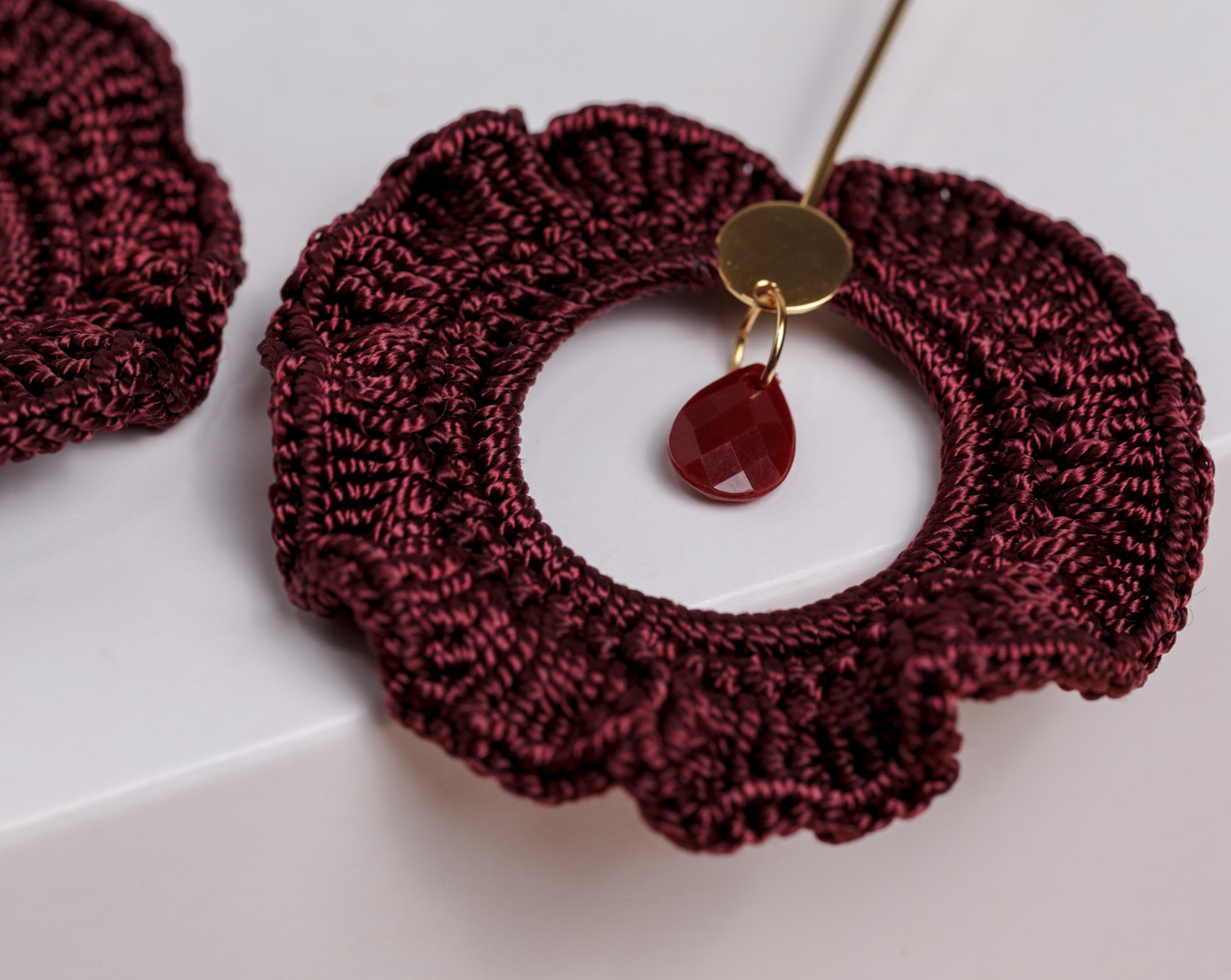 Pendientes SAN JOAQUÍN vinotinto y oro