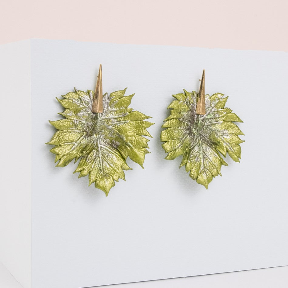 Pendientes hoja de arce en porcelana