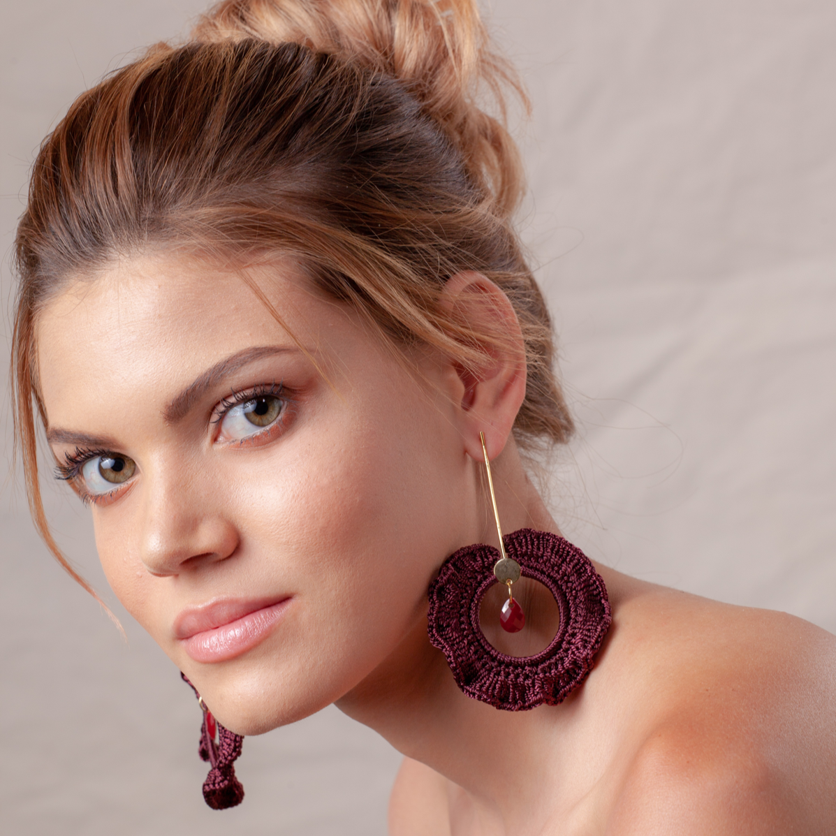 Pendientes SAN JOAQUÍN vinotinto y oro