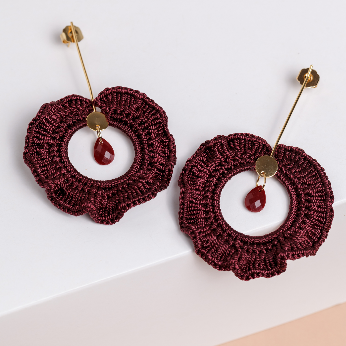 Pendientes SAN JOAQUÍN vinotinto y oro