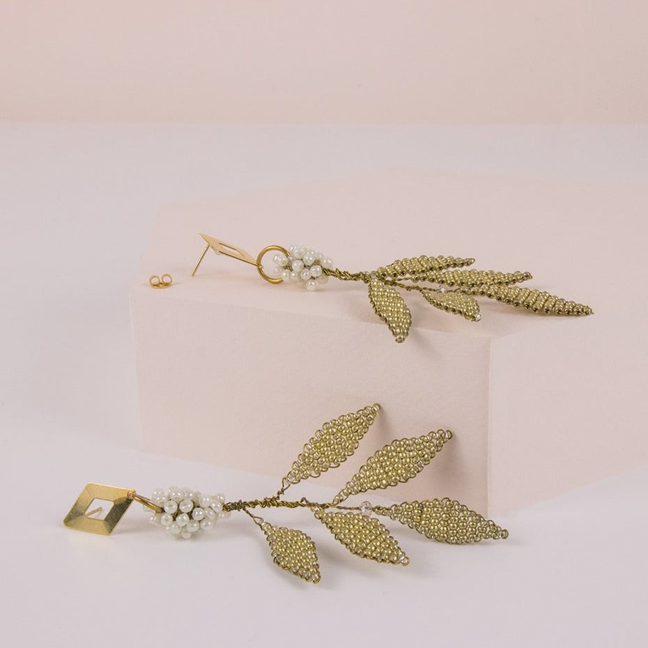 Pendientes Acacia con piedras oro perla