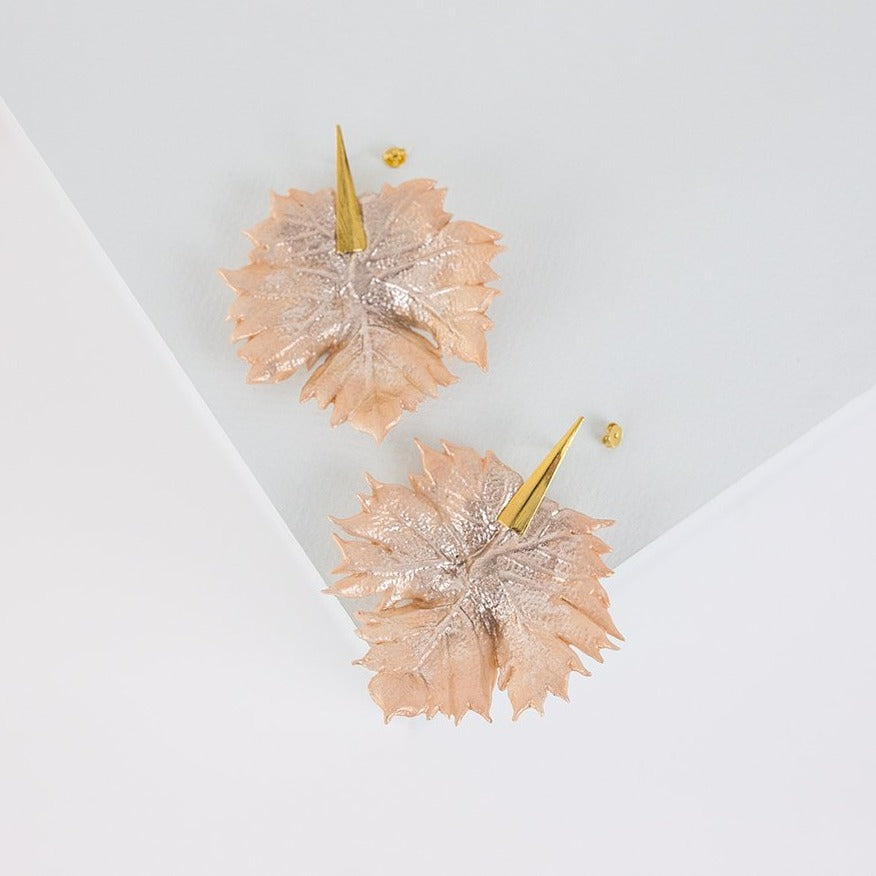 Pendientes hoja de arce en porcelana