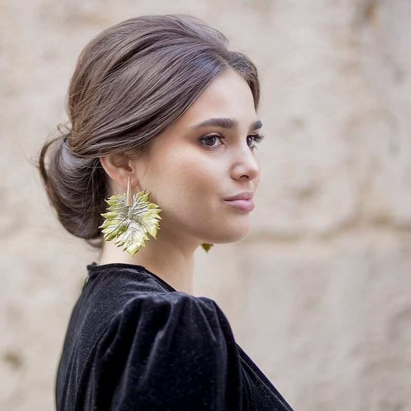 Pendientes largos hoja de arce metalizada oro