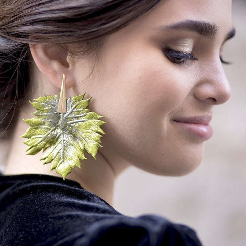 Pendientes largos hoja de arce metalizada oro