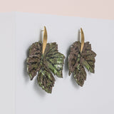 Pendientes largos hoja de arce metalizada oro