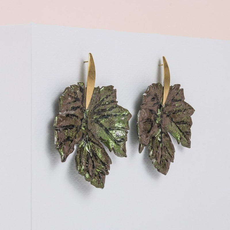 Pendientes largos hoja de arce metalizada oro
