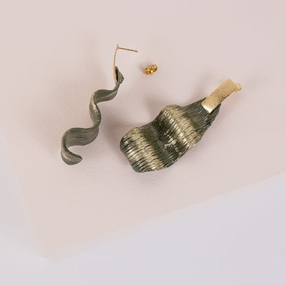 Pendientes hoja de porcelana verde oro