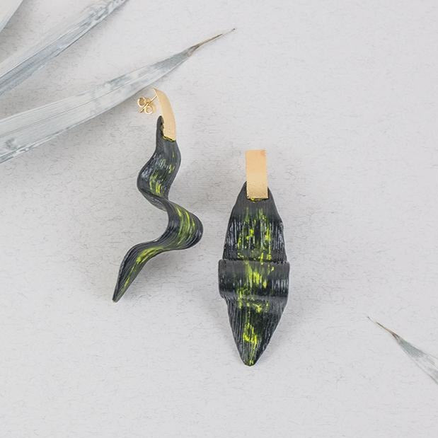 Pendientes hoja de porcelana verde oro