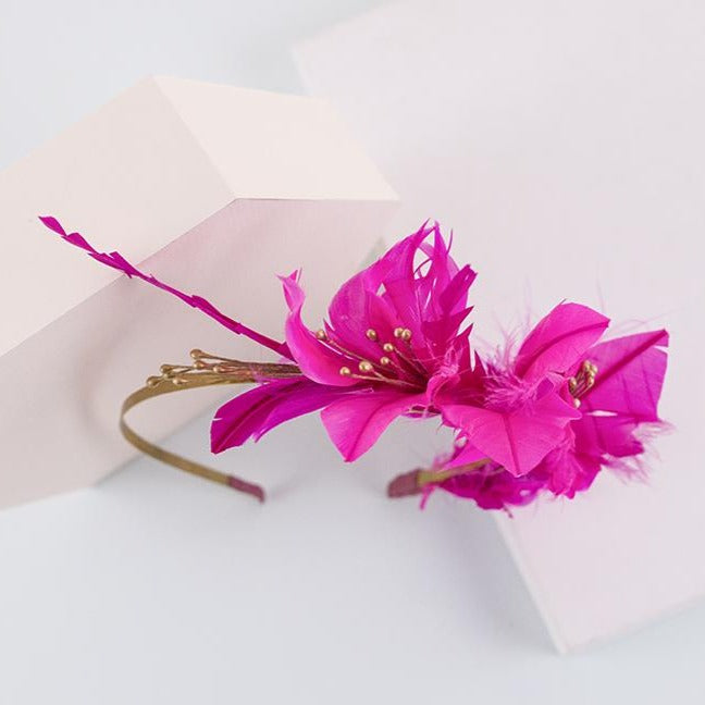 Alquiler de tocado Diadema plumas fucsia