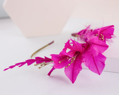 Alquiler de tocado Diadema plumas fucsia