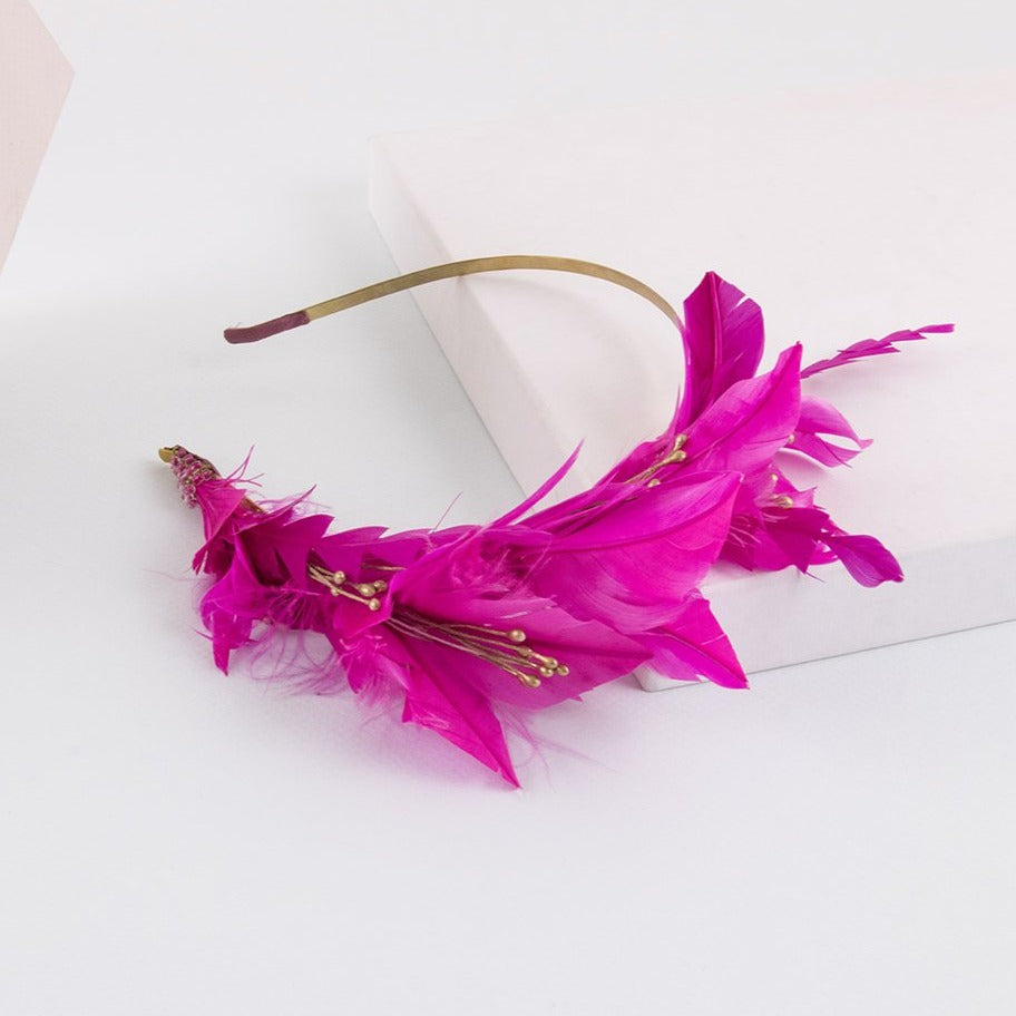 Alquiler de tocado Diadema plumas fucsia