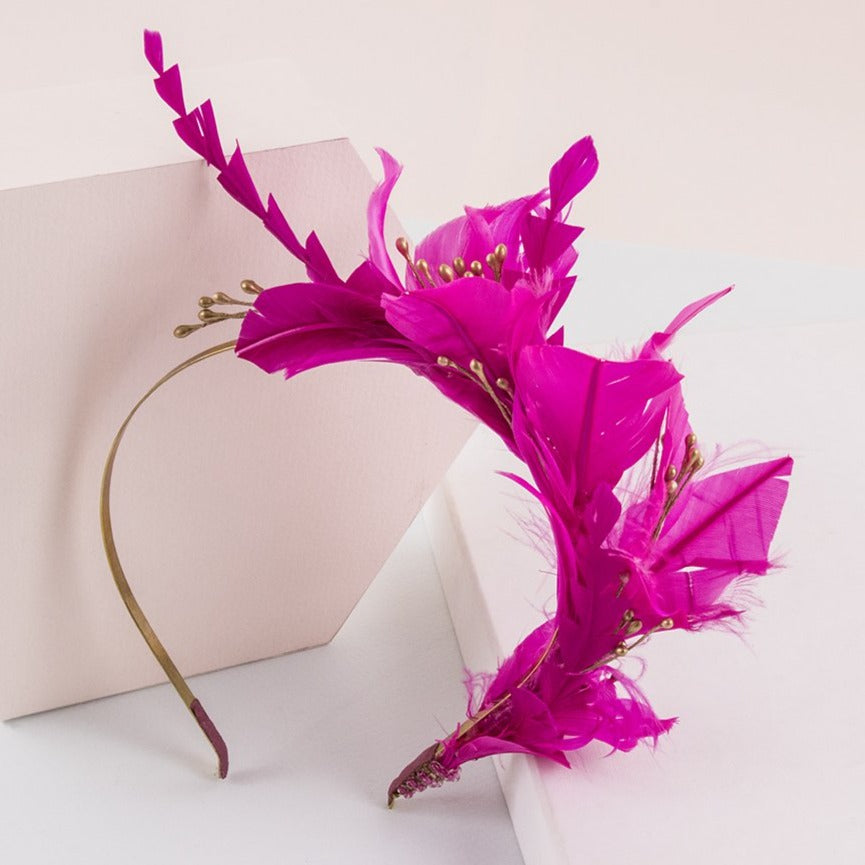 Diadema de plumas oro y fucsia