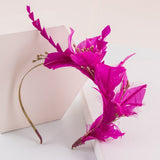 Diadema de plumas oro y fucsia
