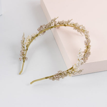 Diadema sorgo nevado con piedras blanco oro
