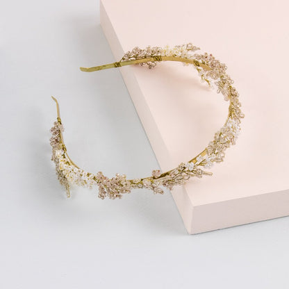 Diadema sorgo nevado con piedras blanco oro