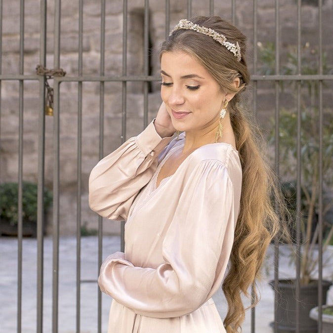 Diadema sorgo nevado con piedras blanco oro