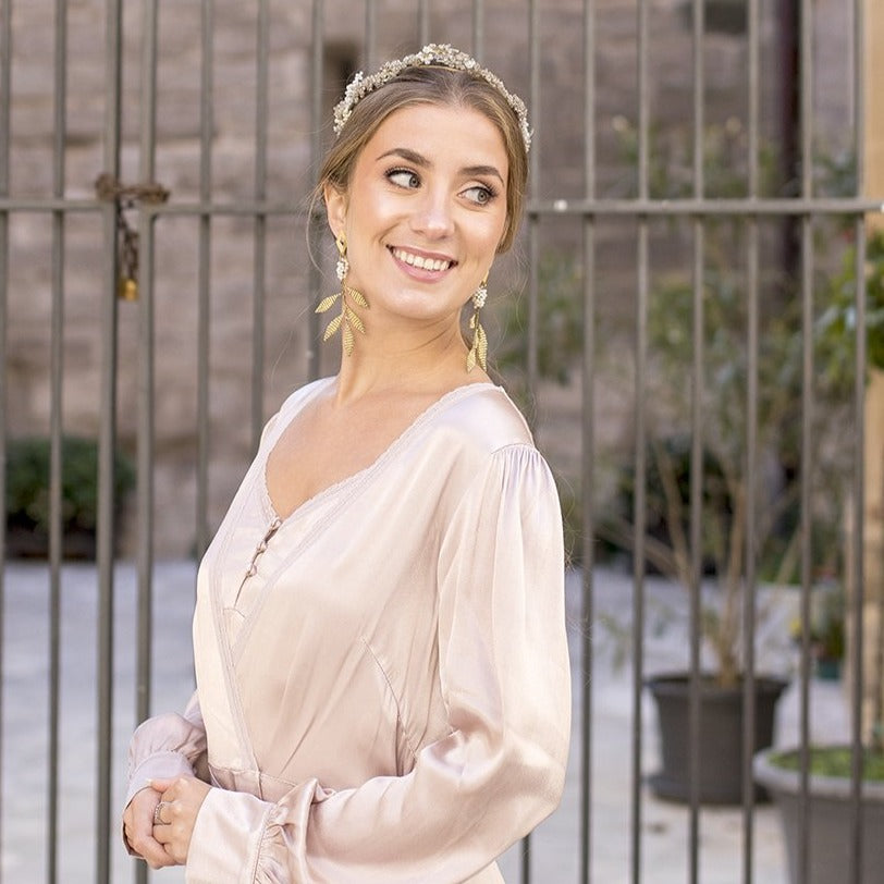 Diadema sorgo nevado con piedras blanco oro