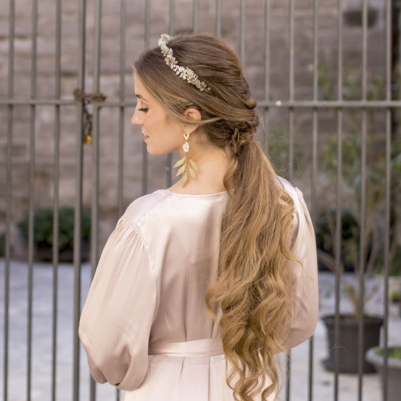 Diadema sorgo nevado con piedras blanco oro