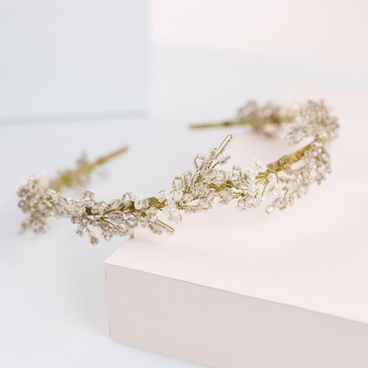 Diadema sorgo nevado con piedras blanco oro