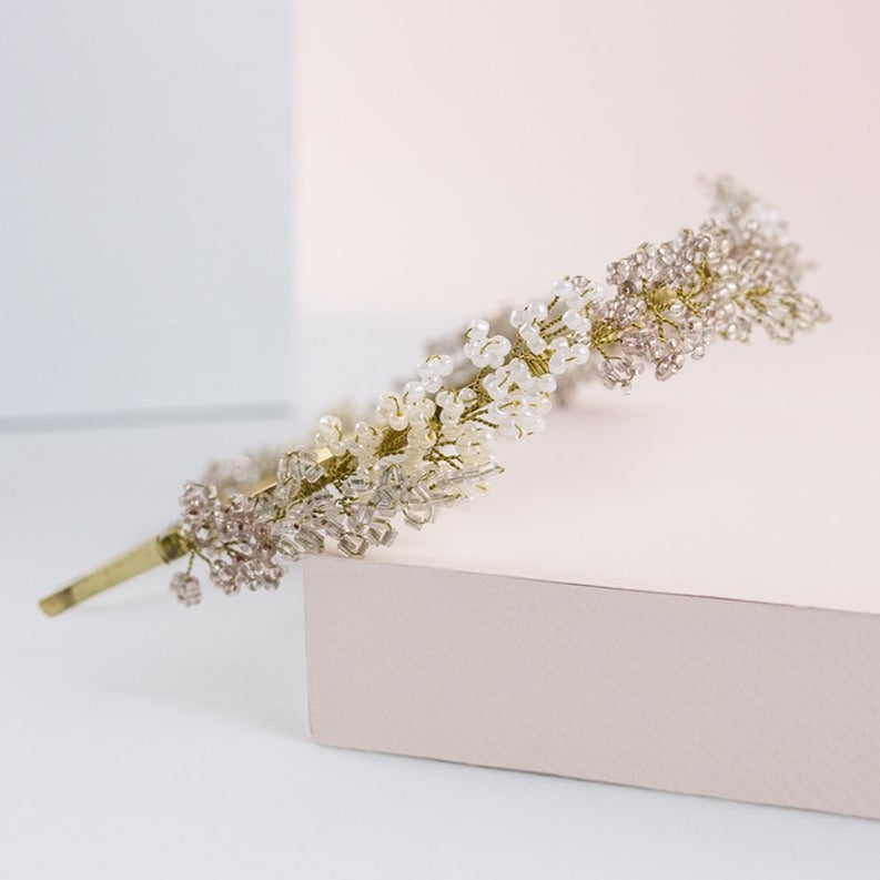 Diadema sorgo nevado con piedras blanco oro