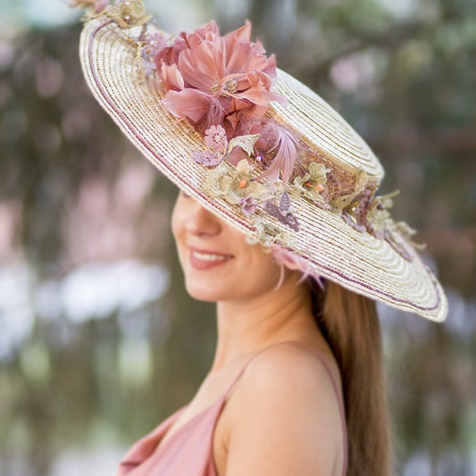 Pamela canotier mompox con plumas rosa y nude