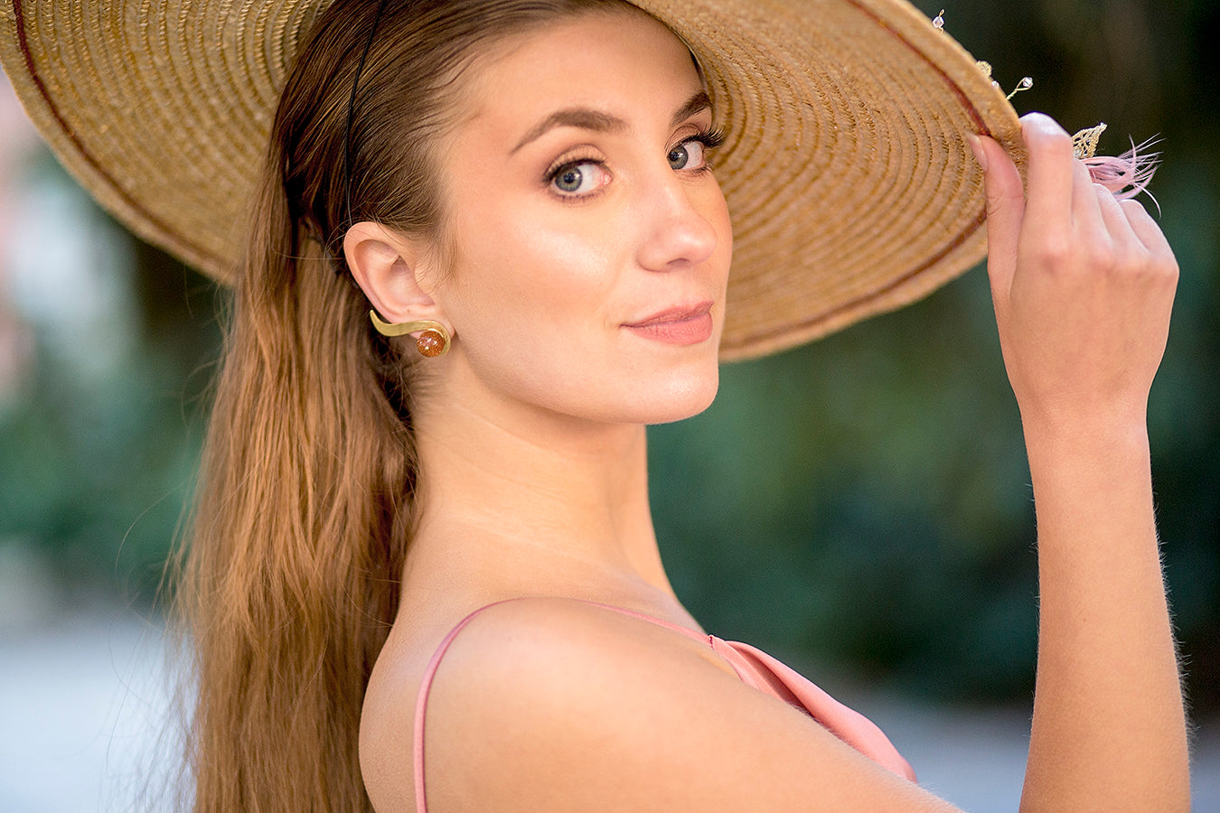 Pamela canotier mompox con plumas rosa y nude