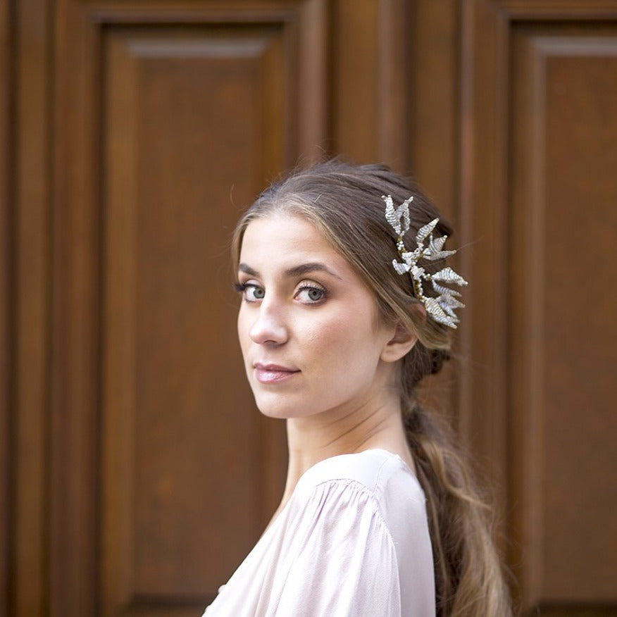 Peineta Orchid oro y blanco