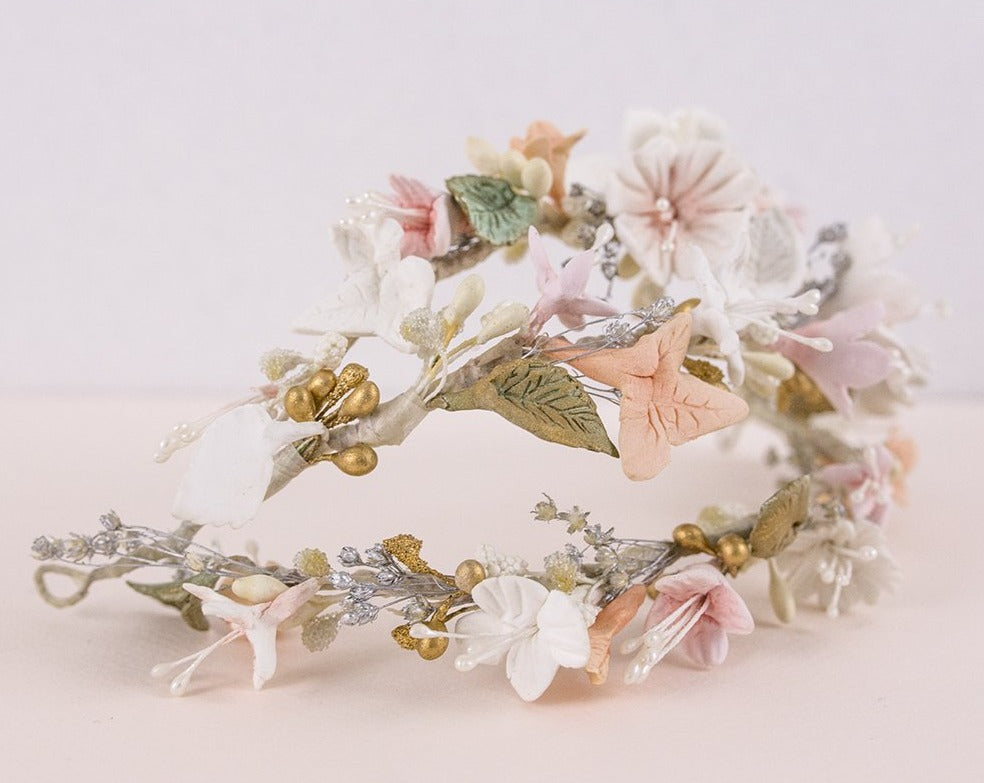 Tocado de porcelana primavera blanco y pastel