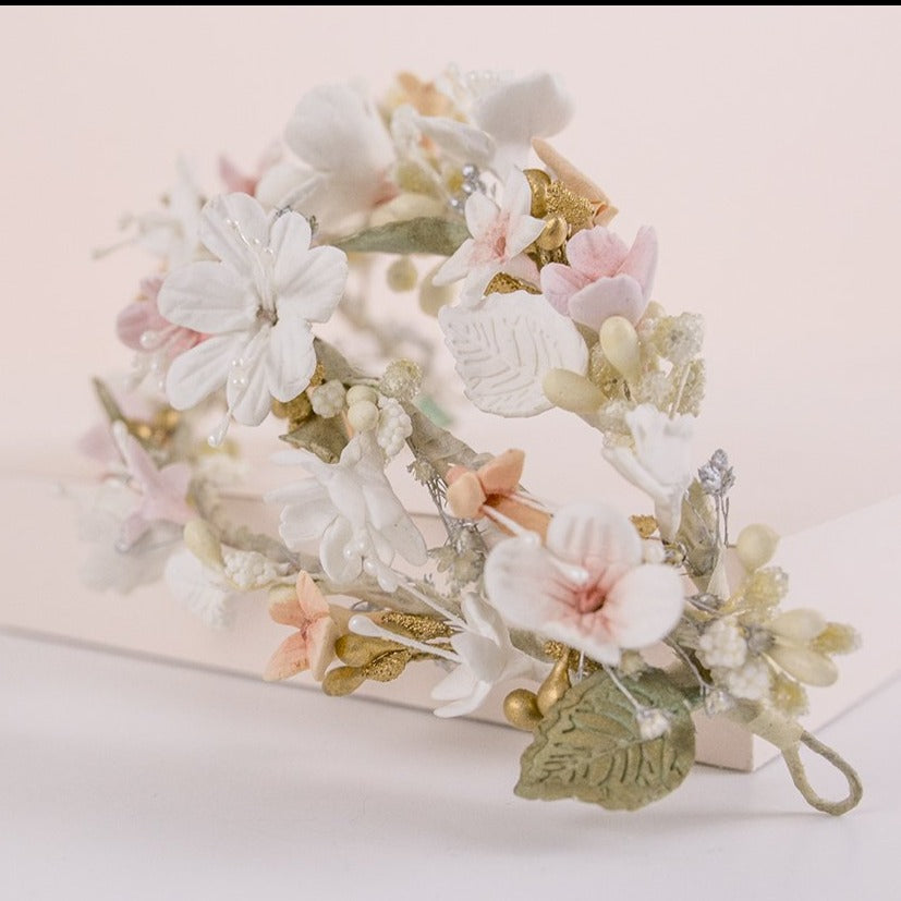 Tocado de porcelana primavera blanco y pastel