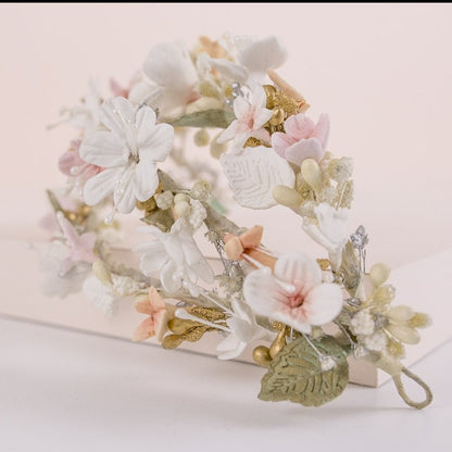 Tocado de porcelana primavera blanco y pastel