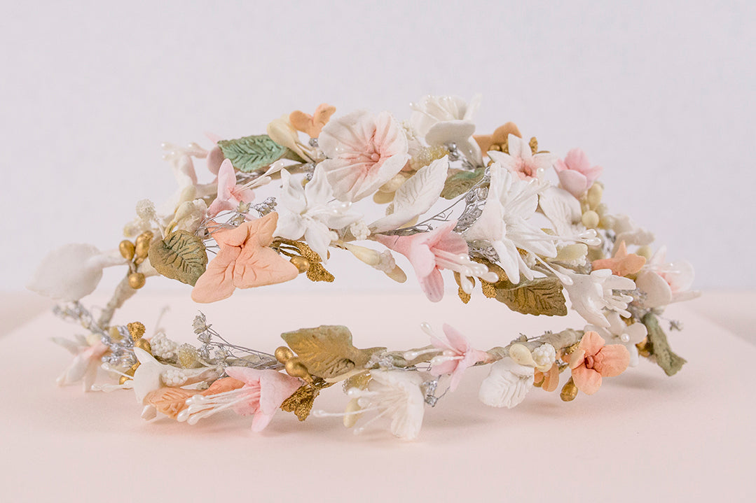 Tocado de porcelana primavera blanco y pastel